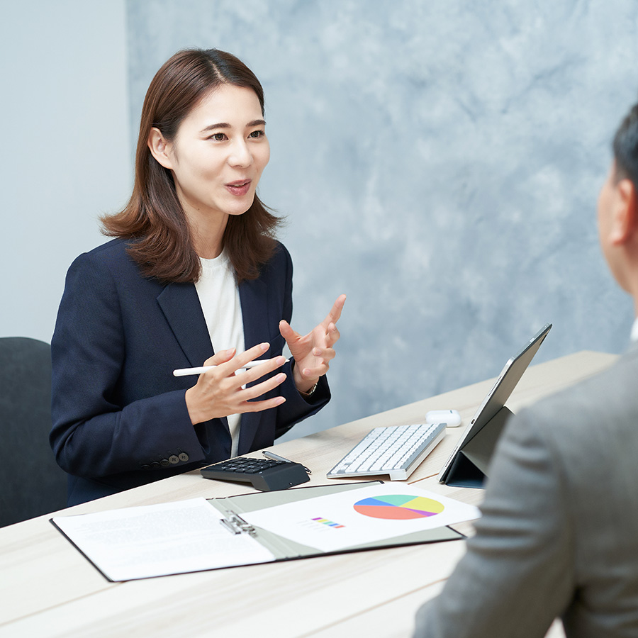 プランを説明する女性